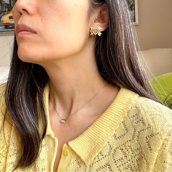 Textured heart with 2 arrows screw back earrings - Picture 1 of 7